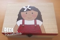 Joyero con niña pelo ondulado en granate (18,95€)